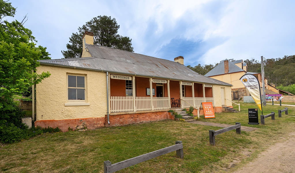 An old colonial building called the Farmers Inn which is now Hartley Historic Site Visitor Centre. Credit: John Spencer &copy; DCCEEW